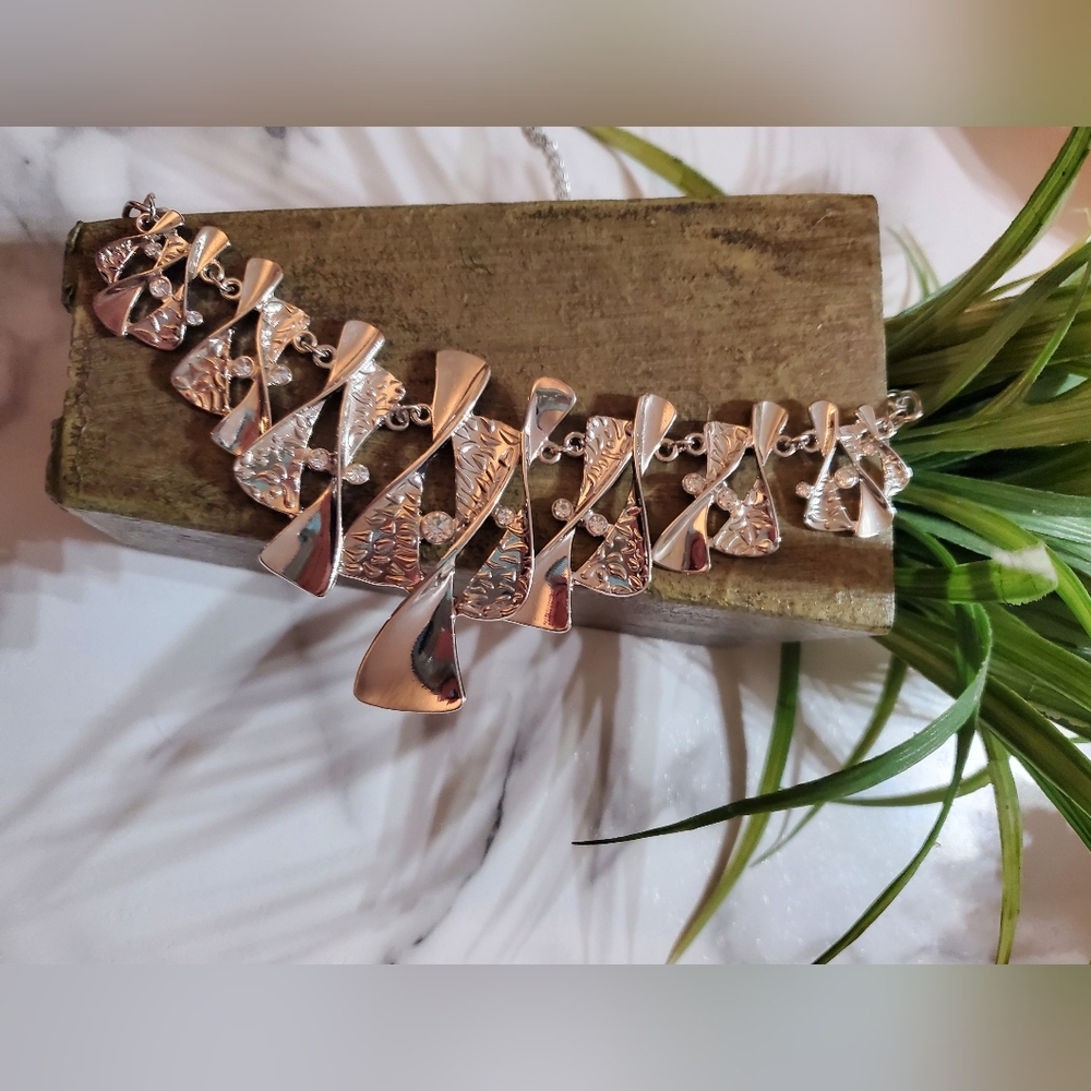 The Sands of Time Silver Tone Necklace 💥3 for $24💥